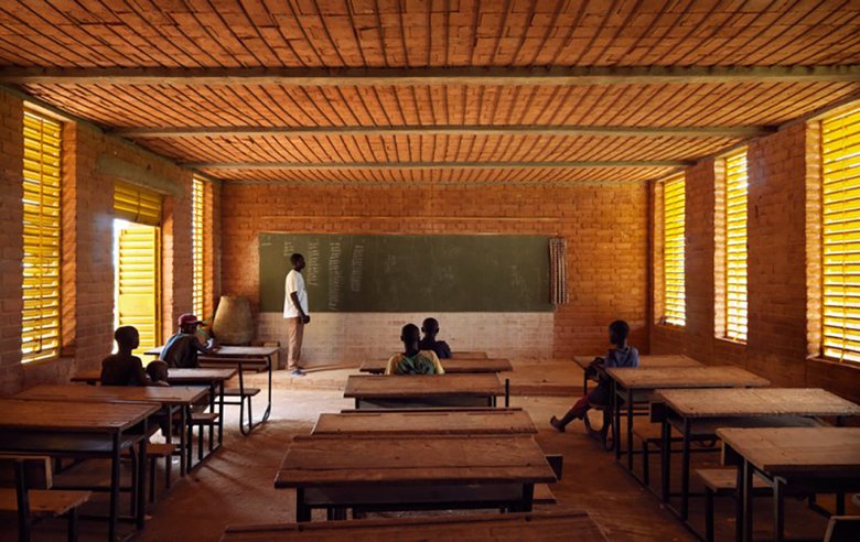 lopedetoledo's tweet photo. Que el Pritzker 2022 haya sido para Francis Kéré es una genial noticia.

Un arquitecto que decidió estudiar la profesión para mejorar las escuelas de su país. Para ayudar a la comunidad, sin intereses turbios detrás. Para hacer África más habitable. https://t.co/dA0xZotCnC