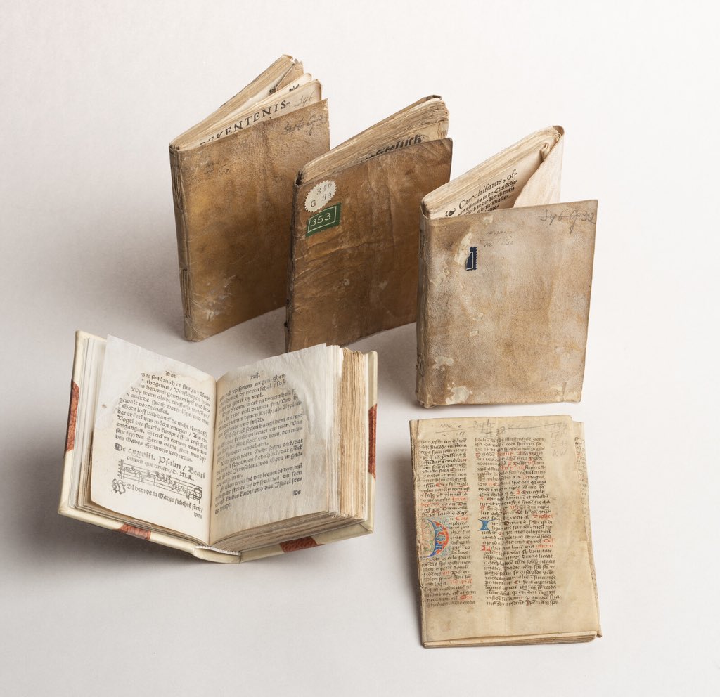 groenewortels's tweet photo. In 1568, tijdens de bloedige vergeldingen voor de Beeldenstorm, verstopte iemand 5 verboden boekjes in een geheime nis van de kerktoren in Boskoop. 330 jaar later werden ze ontdekt en geschonken aan de KB. Hun verhaal staat nu in de Canon van Boskoop! https://t.co/EoZJ9OhfxT https://t.co/Bn6xPOJRdv