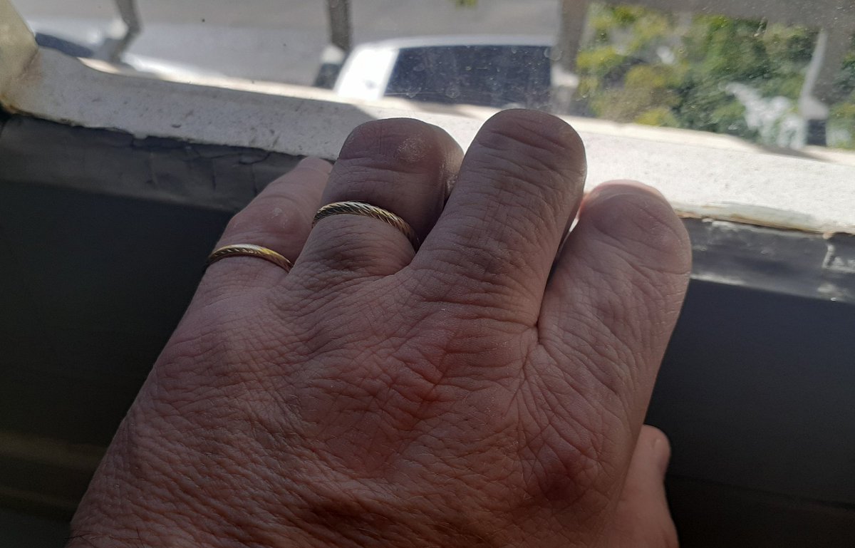 fascarza's tweet photo. (I) Un cliente vio los dos anillos en mi mano y me preguntó si me había casado dos veces. Le respondí que no, y que el anillo más pequeño era el de mi esposa, fallecida hace dos años y medio. "¡Ah!¡Entonces podés volver a formar pareja!", me dijo. "Acordate que no es bueno... https://t.co/cwQT5aSow4