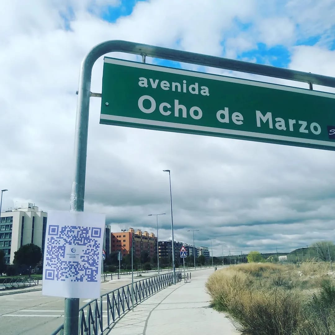 AVENIDA OCHO DE MARZO

¿Qué hizo esta mujer?
¿Por qué está calle tiene nombre de mujer? 
Busca el cartel con el código QR y te lo contamos...
#mujeresenlaluna #mujeresquehacenbrillarlaluna