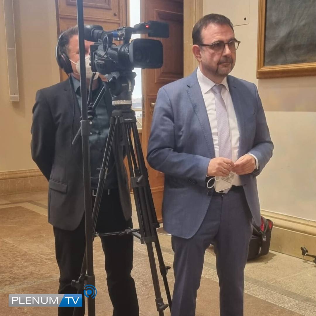 PlenumTv tweet picture