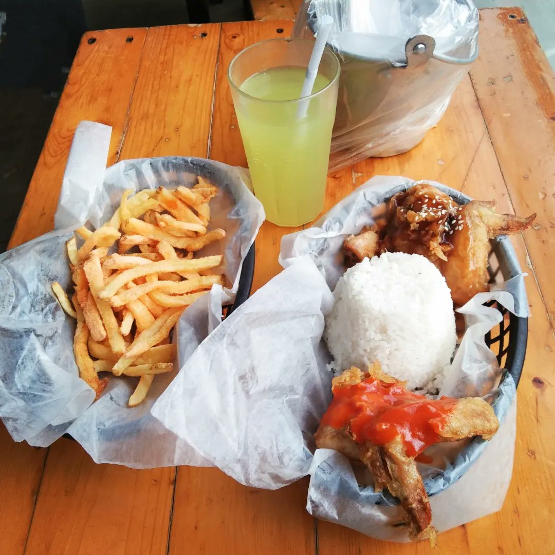 AldrewJames's tweet photo. I don't need to be wined and dined. I just need chicken wings...13 of the month

#heaveupchannel
#unlimitedchickenwings
#baguio #foodporn
#Baguiolife #instafamous
#asianfood #bloggerstyle
#sessionroadbaguio
#panagbenga #panagbenga2022 https://t.co/mwEQUrxObd
