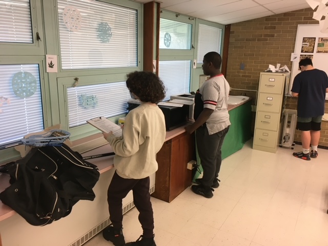 WVMSDragons's tweet photo. Ss in Mr. Quinn’s 7th grade science class used dichotomous keys to identify different types of leaves 🍃🍁🍂#biology #scienceclass #movingandlearning #WVMS https://t.co/3r5MjGQaLy