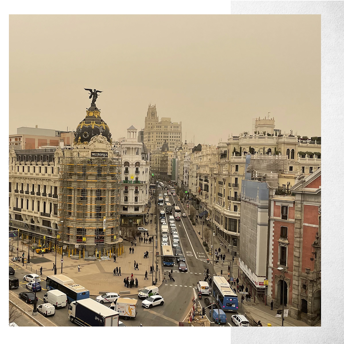 i_republica_EN's tweet photo. 👉🏻 Today, in #Spain, the sky was lightly orange 🔸 
This is how it looked in central Madrid from Internet Republic's office📸

#saharandust #saharanhaze #calima #InternetRepublic #InternetRepública #office https://t.co/4plHEn12ut