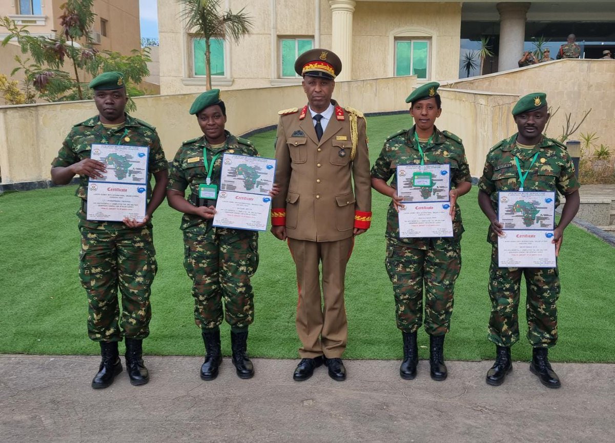 BurundiEgypt's tweet photo. Cérémonie de graduation du stage n°3 d'#observateur #militaire le 15/3. 40stagiaires représentant 15 pays africains. #FDNB représentée par 4 officiers don't 2 femmes et 2 hommes: prise en compte du genre au sein de la FDNB. Att. Milit  a été présent à la remise des #certificats. https://t.co/2E6JAA3Zut