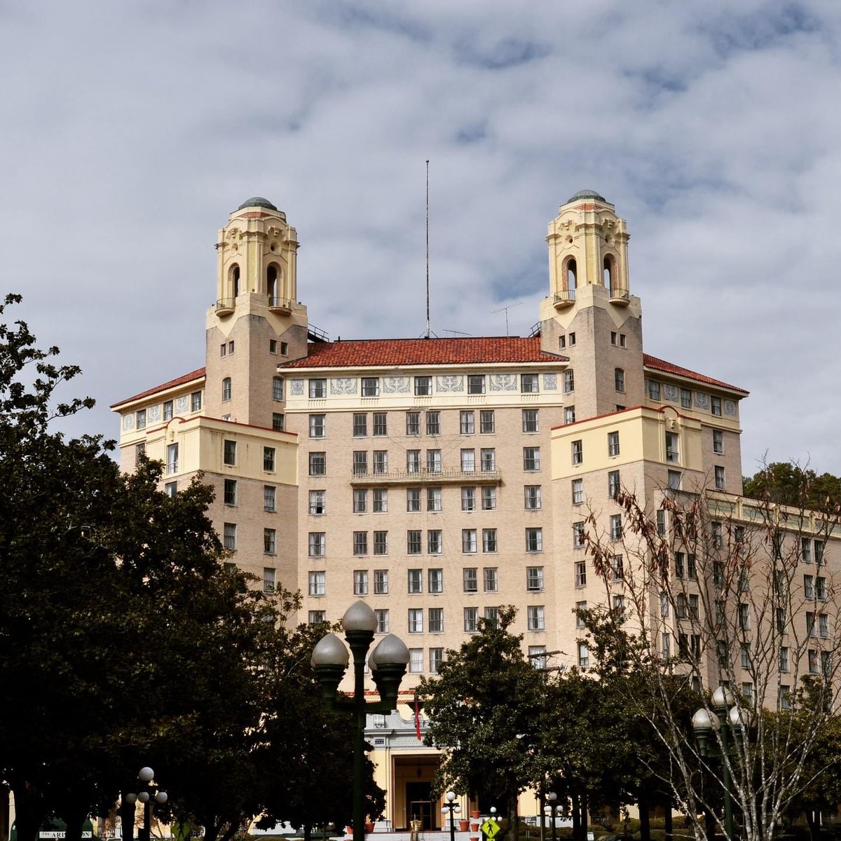 JimAcebedo's tweet photo. The current #ArlingtonHotel is the third and built in 1924. In the 1930s Al Capone frequented the Arlington. The hotel installed central heat & air in 1955.
#acebedoimages #hotsprings #arkansas #bathhouserow #alcapone #history #explorearkansas #arkansasoutdoors #travel https://t.co/tHrLT1InMN