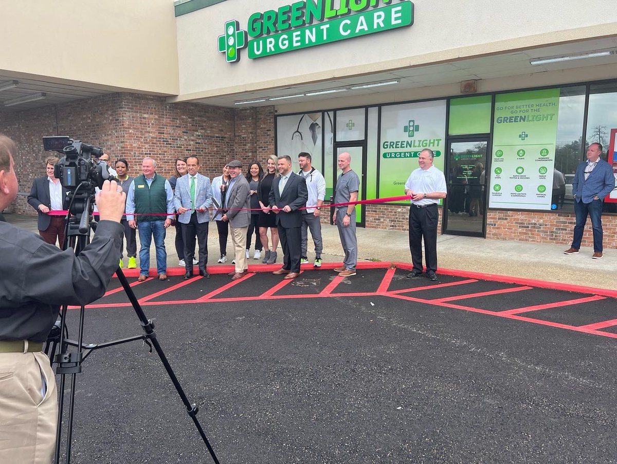 EdwinLoeffler's tweet photo. It was a great ribbon cutting for @greenlightuc_covington ! If you are in need of any healthcare support stop by and see this wonderful crew!

@sauls_arthur @ATTBusiness @ATT @theeastregion 
#smallbusiness #supportlocal #sttammanyparish #covingtonla #greenlighturgentcarecovington https://t.co/8ghAWtLZL2