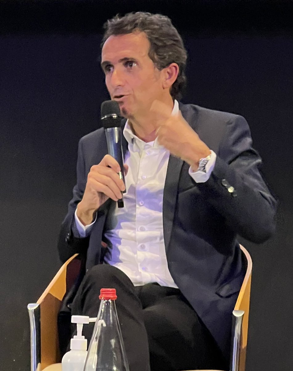 delphmanceau's tweet photo. Duo au sommet cet après-midi @NEOMAbs avec Alexandre Bompard @GroupeCarrefour
et @Leclerc_MEL qui échangent sur l’innovation dans la distribution et sur les dilemmes des dirigeants avec nos étudiants https://t.co/MDWehvIe2H