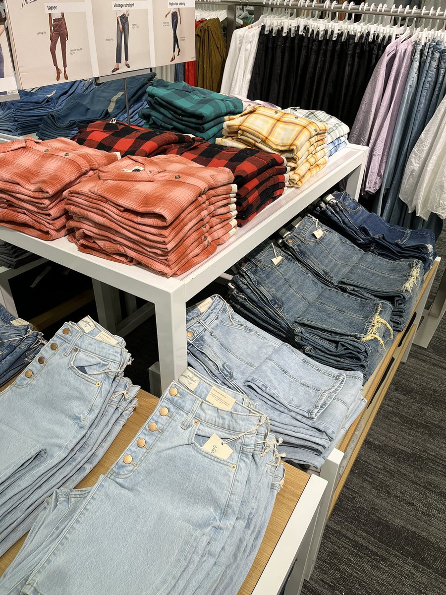 ElyssaSue's tweet photo. LOVE a zoned denim table 🙌🏻👖 RTW DBO Lauren always on point with these folds. #t1317 #g195 @k_ledesma6913 @cinlafountain @kyliepocrnich20 @settoselltarget #vmlife https://t.co/djSZePciRC