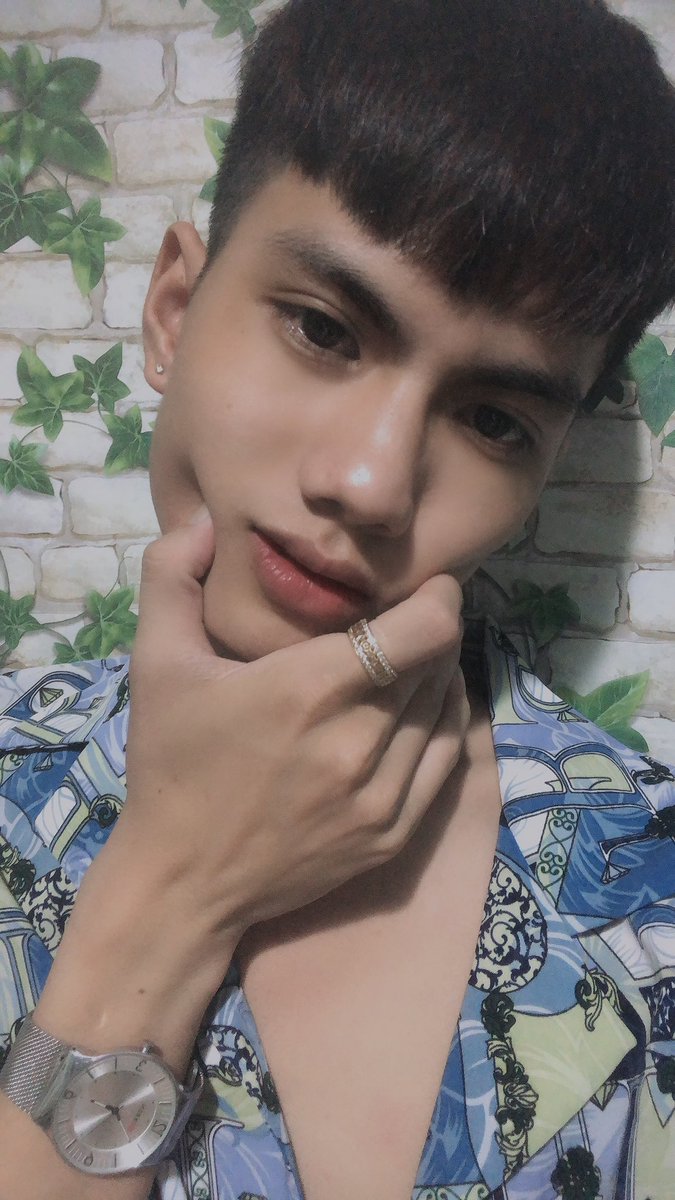 Kun35709786's tweet photo. Ngoài kia bao la thế giới. Nhưng trong em thế giới chỉ là anh thôi. https://t.co/t4Kdu9IeHA