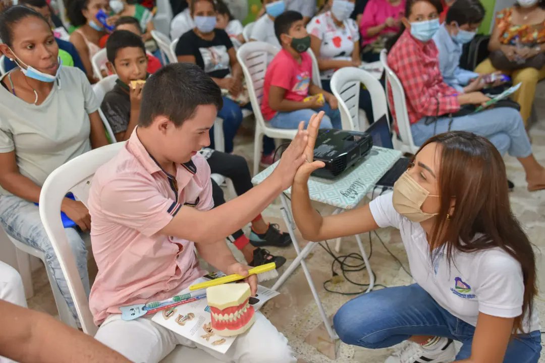 CIEValledupar's tweet photo. @CesarSecSalud 👩‍👦👨‍👩‍👧 Acompañados de sus padres y/o cuidadores recibieron una charla sobre la importancia de practicar una buena técnica de Cepillado y ayudas de higiene oral.

#SaludOral #PromociónYPrevención #SecretaríaDeSaludDepartamental #GobernaciónDelCesar #LoHacemosMejor https://t.co/nzKqU558B1