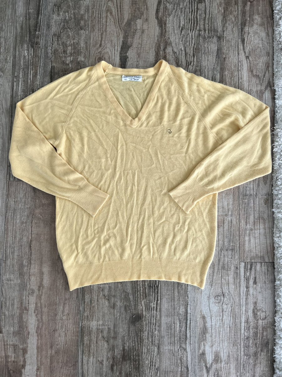 loookatmeimkiad's tweet image. stole my dads vintage sweater and turned it into a bikini set 🪡🧵✂️