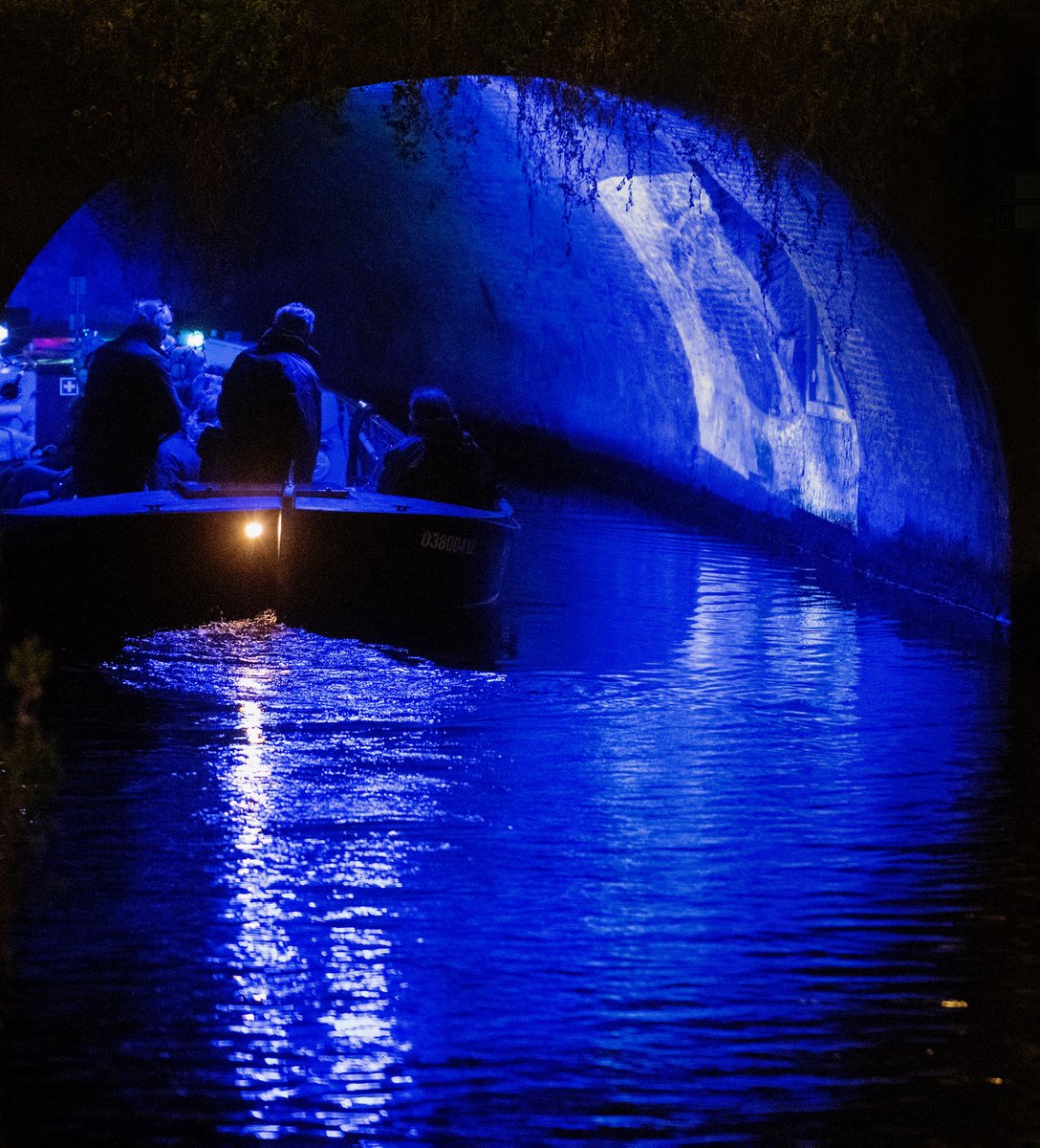 Donderdag keert Praamverhalen terug! Ga mee op een magische en poëtische vaartocht door de grachten van Leeuwarden. Laat je meeslepen in het verhaal van Peer Gynt, vertelt door zeven acteurs en aangevuld met muziek en beelden die op de kades verschijnen. bit.ly/praamverhalen