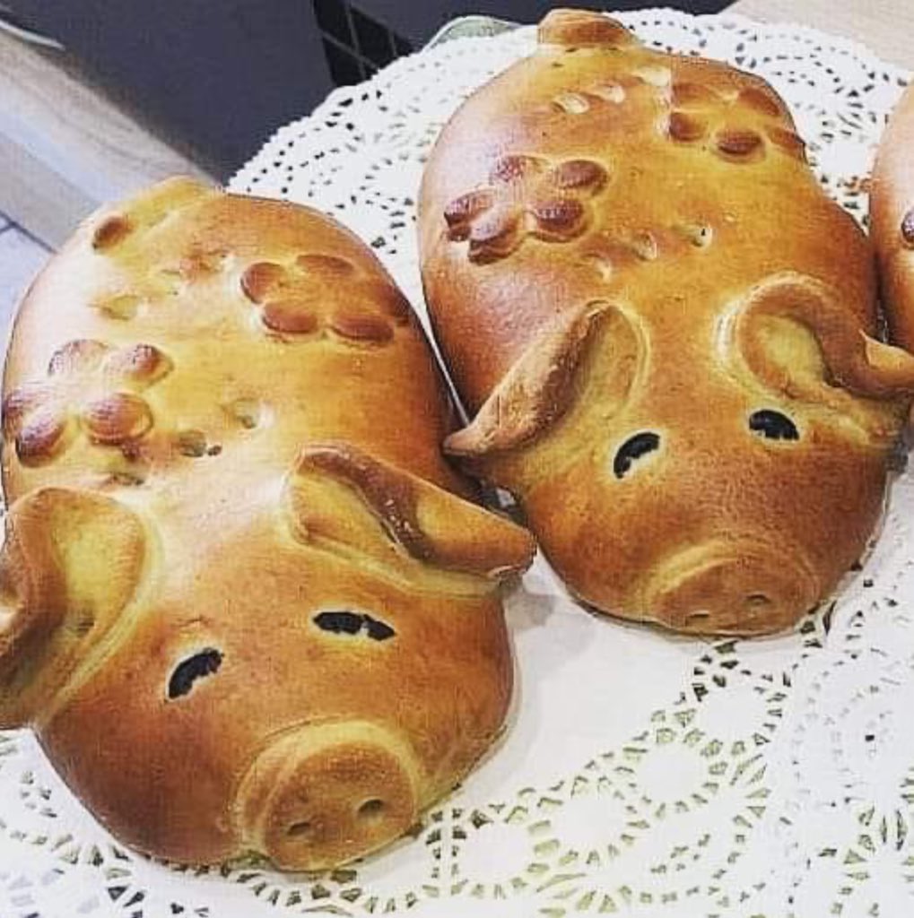булочки в виде хрюшек. кулебяка хрюшка. форма для заливного поросенка. поросята из теста. металлические формы для колбас в виде поросенка.