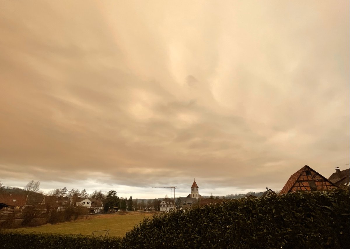vizepunkt's tweet photo. #Saharastaub in #Rudersberg #NoFilter https://t.co/UnB7BtlLvT