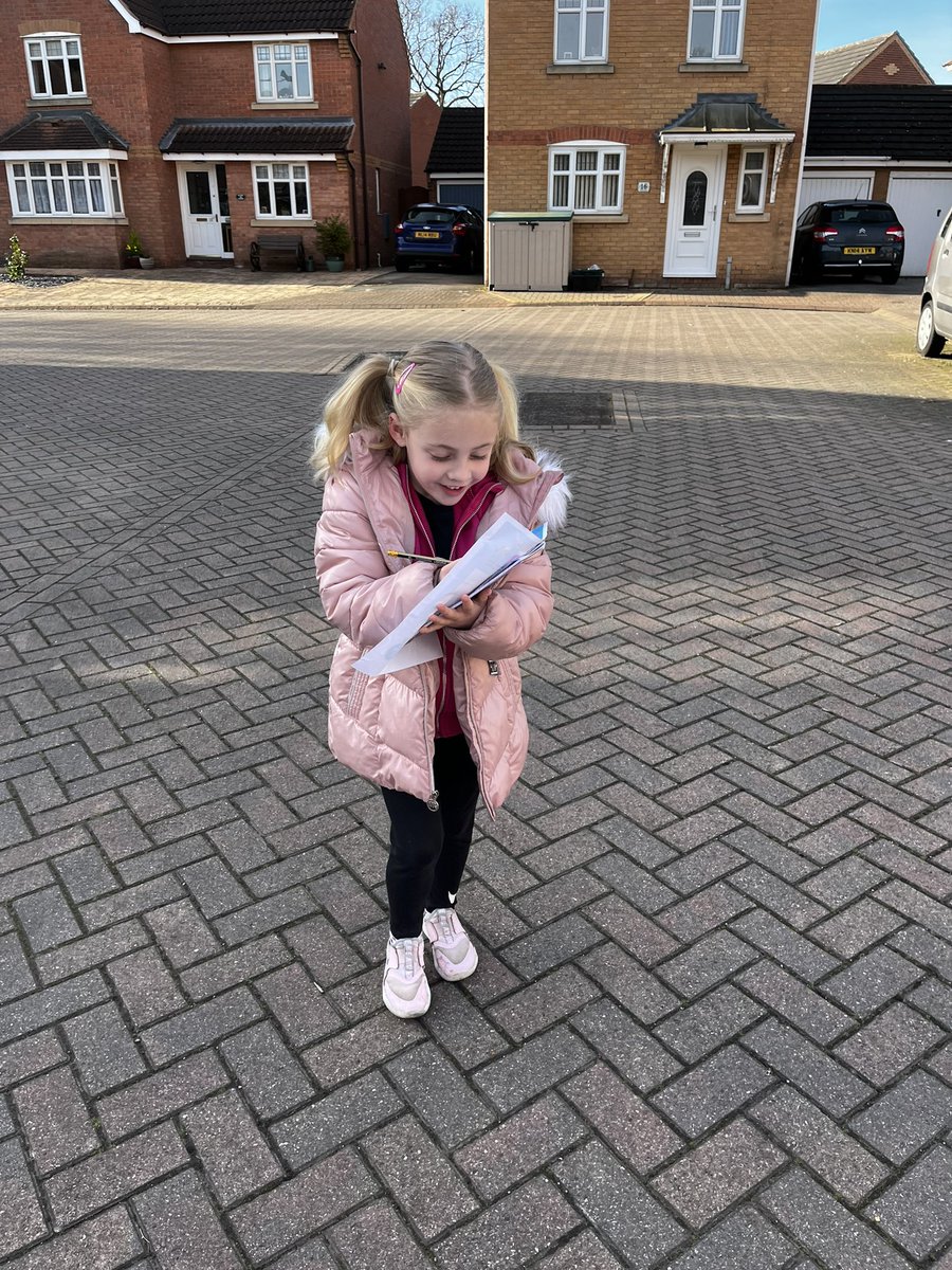 nicjwhite2's tweet image. @KSInfants Sofia was so excited about walking to school and playing eye spy 🔍#getactivechallenge #walktoschool #eyespy