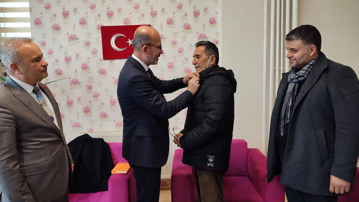 Haftalık olağan yönetim kurulu toplantımızı gerçekleştirdik. Daha sonrasındada mahalle başkanlarımız ile toplantımız gerçekleştirdik. Yeni üyemiz sayın Hayrullah BUGURCU abimize il başkan yardımcımız sayın Şaban ELBİZ başkanımız rozetini taktı Hayırlı olsun inşallah.