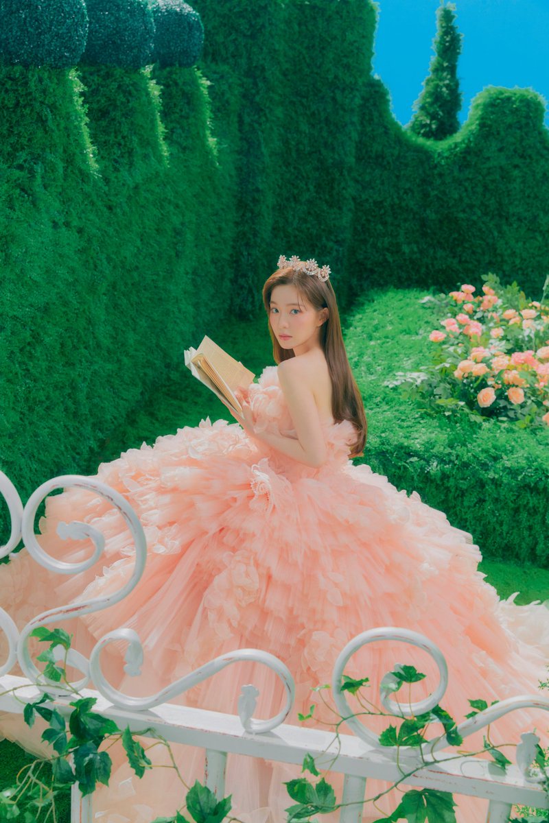 bjhirene's tweet photo. Living her capriccio phase, she no longer afraid seen as peculiar. Of hands across and down the middle, hers was the subtlest spell by far. Of all that sets young hearts romancing, she was the queen, our rose, our stars. https://t.co/7RTS4VfrcS