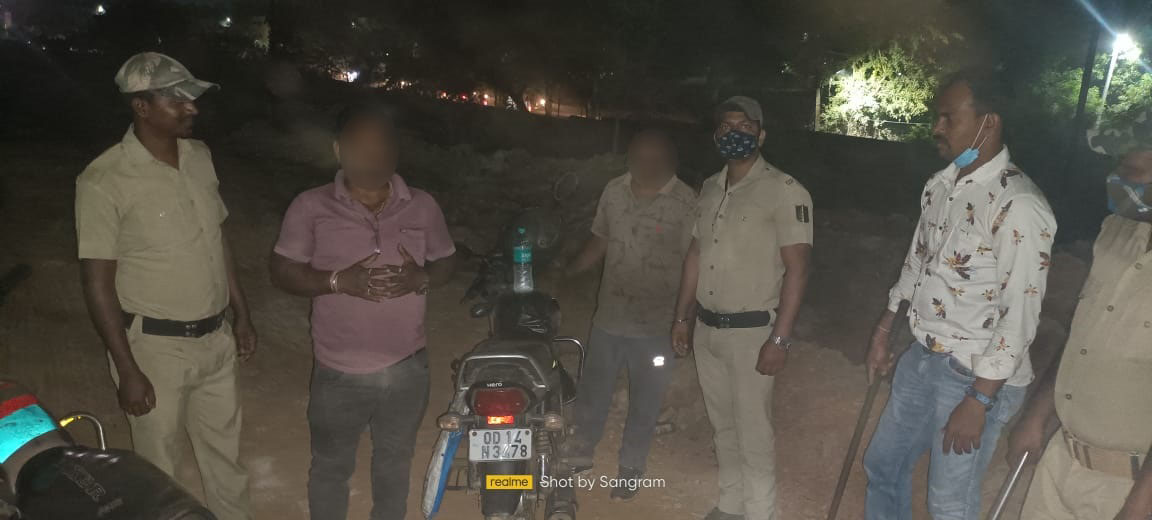 sprourkela's tweet photo. Rourkela Police conducted multiple #Raids and intensive #Patrolling in dark &amp; suspicious places under Uditnagar PS &amp; Sector-15 PS areas against anti-social activities like public drinking, smoking etc to prevent the criminal activities in the city. https://t.co/sx71kl3jtI