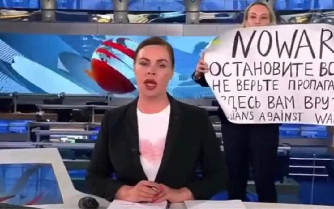 CharletFaye1's tweet photo. Tonight the editor of #Russia’s main #TVFirst Channel #MarinaOvsyannikovaFREE - the BRAVEST woman in the world - interrupted Russian evening news to tell the Russian public they're being brainwashed by lying #Propaganda.
#RussianWarCrimes #BidensWar #StandWithUkraine #NATO https://t.co/qbo4UNX6Es