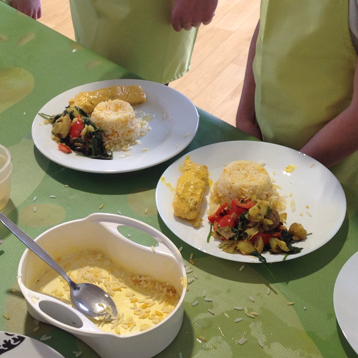 BrentPrimary's tweet photo. A fantastic cooking challenge with Darren from Roots to Food for STEM week.  The green team cooked tandoori salmon, tumeric rice &amp; saag aloo &amp; the red team made twice-cooked parmesan chicken, spring onion pasta &amp; a chunky saucy salad. Look out for the recipes to cook at home. https://t.co/slS6CzxyOM