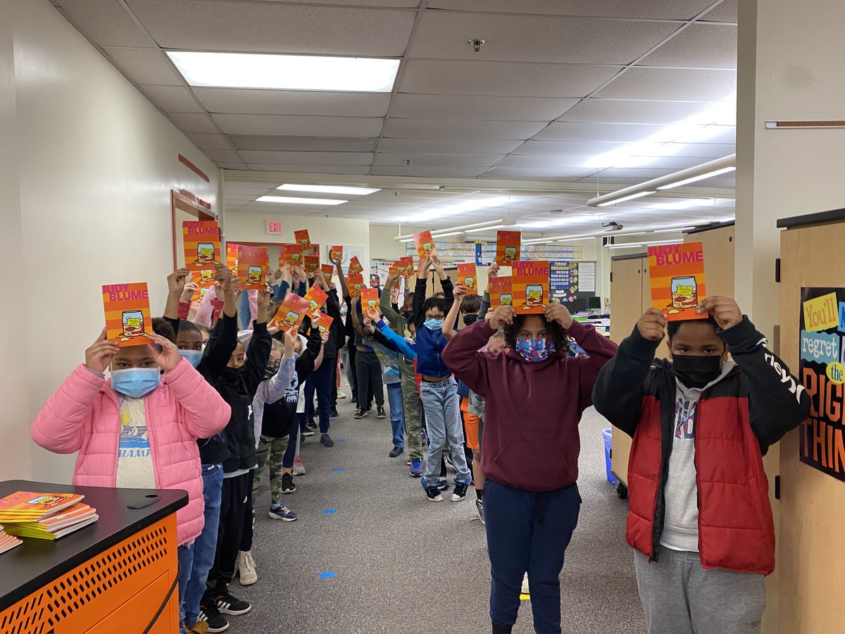 ChristinaK12's tweet photo. The DuPont Legal Department chose #WilsonES for its DuPont Days of Caring Drive. The department purchased 170 books for 3rd, 4th and 5th graders. To show their appreciation, the Wildcats wrote thank you letters to DuPont. #ChristinaCommunity
Thank you DuPont! #ChristinaCommunity https://t.co/Owe6EEfcwu