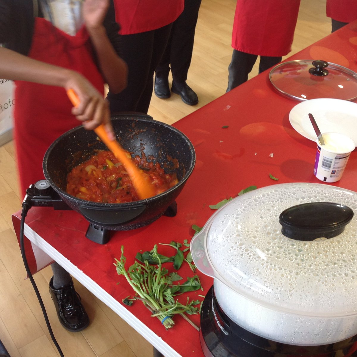 BrentPrimary's tweet photo. A fantastic cooking challenge with Darren from Roots to Food for STEM week.  The green team cooked tandoori salmon, tumeric rice &amp; saag aloo &amp; the red team made twice-cooked parmesan chicken, spring onion pasta &amp; a chunky saucy salad. Look out for the recipes to cook at home. https://t.co/slS6CzxyOM