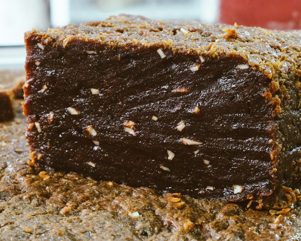 whetstone_mag's tweet photo. A decadent sweetmeat that is beloved across communities in Sri Lanka, kalu dodol carries the imprint of the country's miniscule Malay community. @Zin10SantaFe writes about it on Whetstone South Asia.
https://t.co/tyzNEqH8wL
📷: Zinara Rathnayake https://t.co/hZomGCyshM