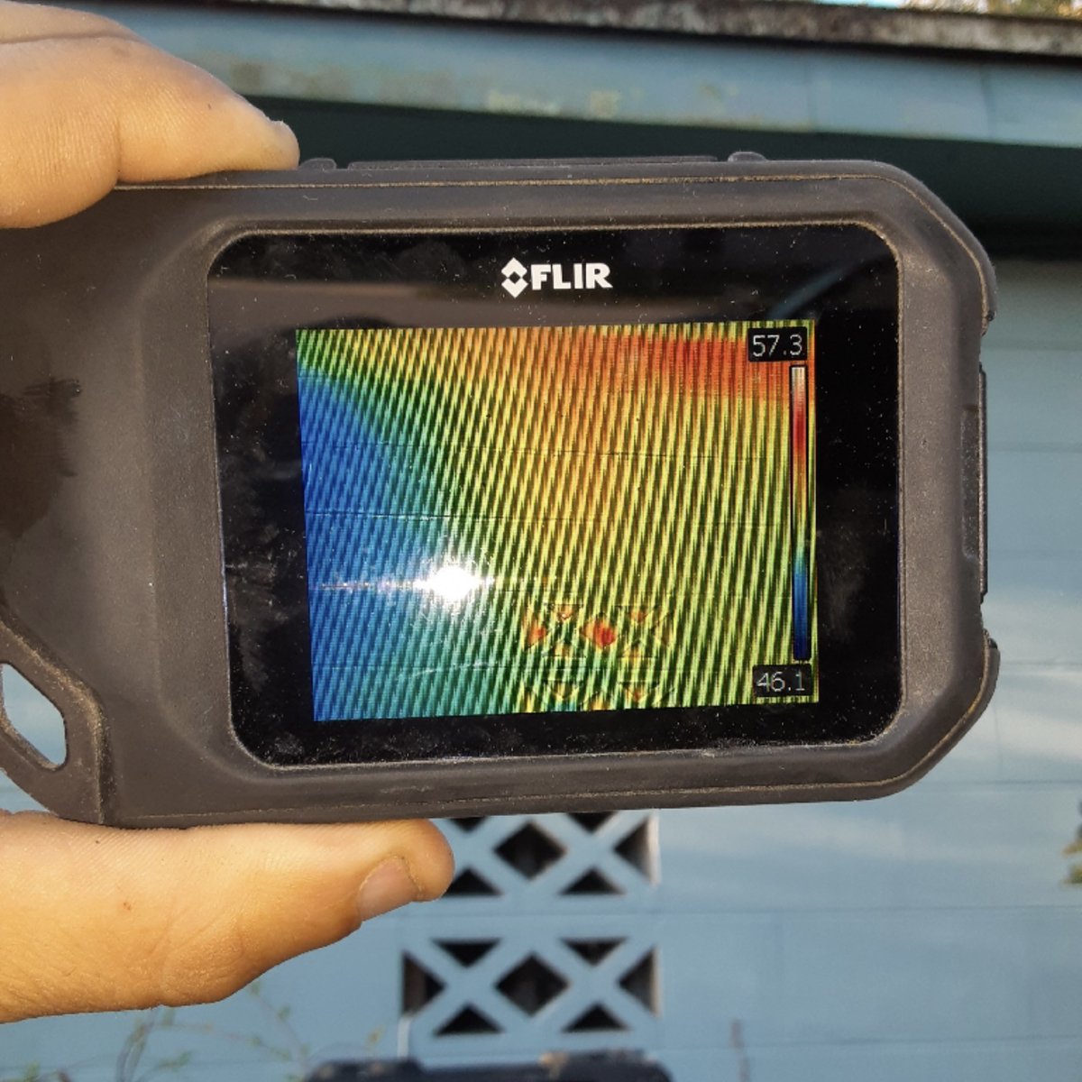 orlandobeeguy's tweet photo. 📸The FLIR catches the colony through all sorts of materials (including concrete block)! This is so we can make as little mess as possible 👷🏼‍♂️👷🏼‍♂️👍🏻
Here’s the FLIR in action with a before and after pic... A tool like this helps makes it look like the guys weren’t even there!! 😁 https://t.co/Fq6NTk5puz