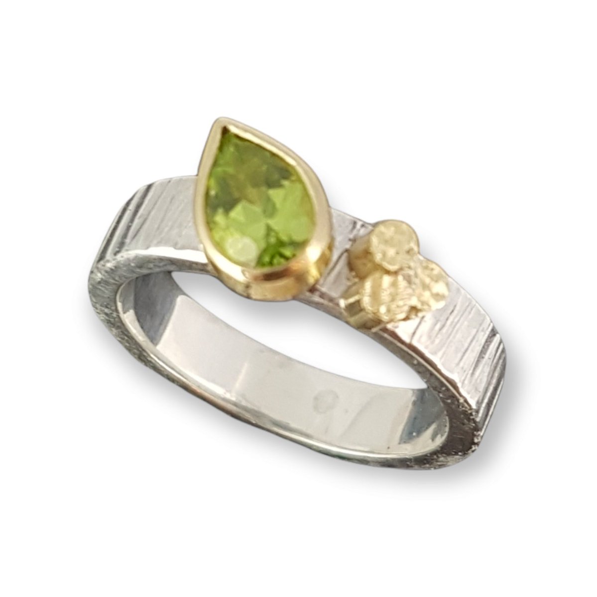 Little leaf ring, with hammered grassy texture. Pear shaped peridot set in 18ct yellow and triscel design 💚 
#buyirish #fortheloveofgreen #greenisthecolour #celticinspiration #triscele #shoplocal #dccoi #madelocal #designireland  #nenagh #tipperary #mtwjewellery 💚💚💚