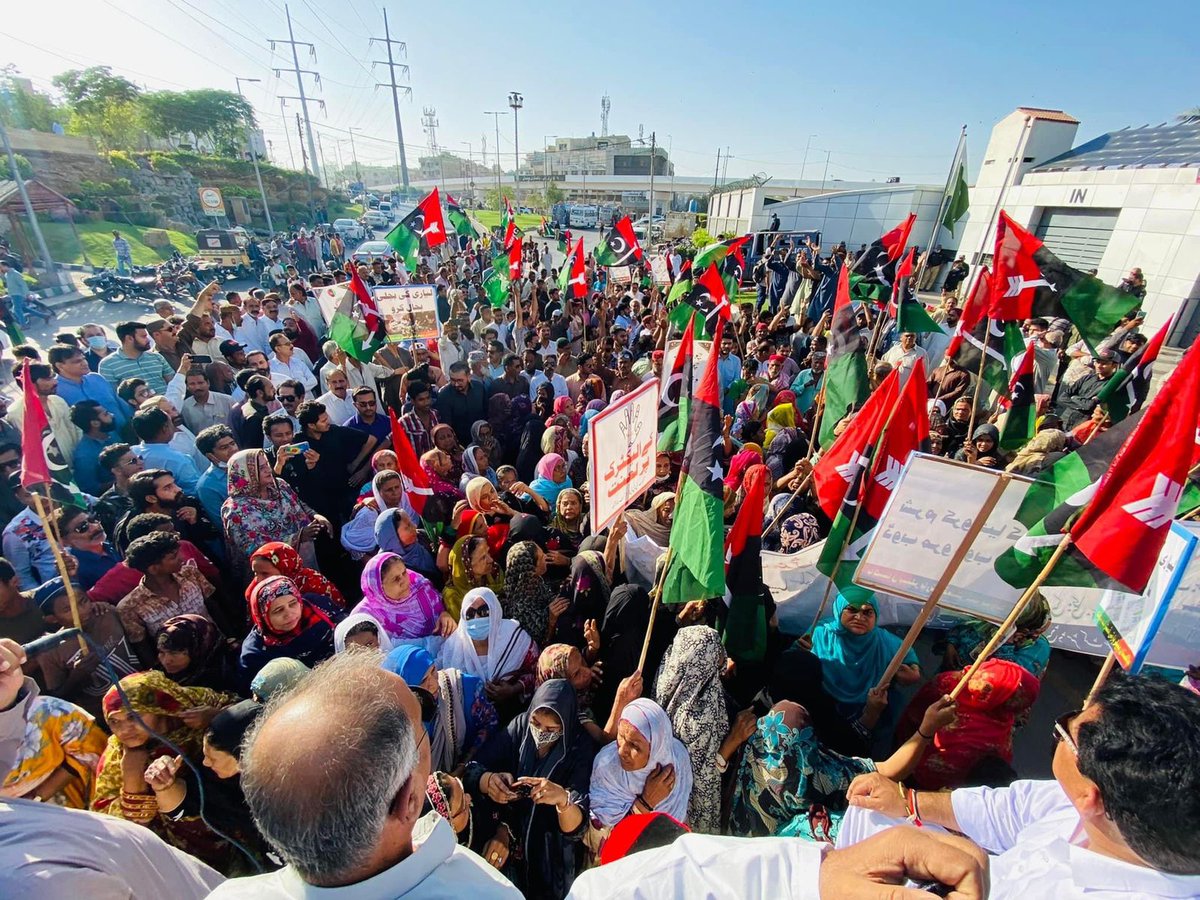 SoberJan1's tweet photo. پاکستان پیپلز پارٹی ڈسٹرکٹ ساؤتھ کی جانب سے کے الیکٹرک کے خلاف احتجاجی مظاہرہ بجلی بھال کرنے کی یقین دہانی
لیاری میں کے۔الیکٹرک کی ناروا اور غیر منصفانہ لوڈ شیڈنگ کے خلاف اسکارڈہ (کے الیکٹرک ہیڈ آفس گزری) پراحتجاجی مظاہرہ ۔
@khalil_hoat @JawaidNagori 
@SaeedGhani1 https://t.co/pS0EJi5F4W