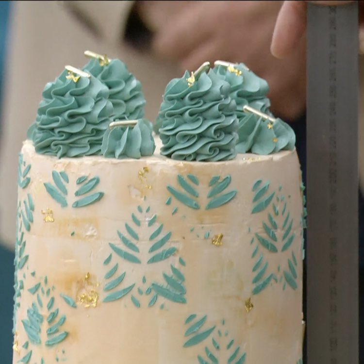 Veronika si pro porotce v osobní výzvě připravila netradiční makovou bublaninu se švestkami. V technické výzvě byla 3. V kreativní výzvě porotcům předložila dort s tropickým ovocem, který ozdobila stříkanými tyrkysovými ozdobami se zlatými stopami.