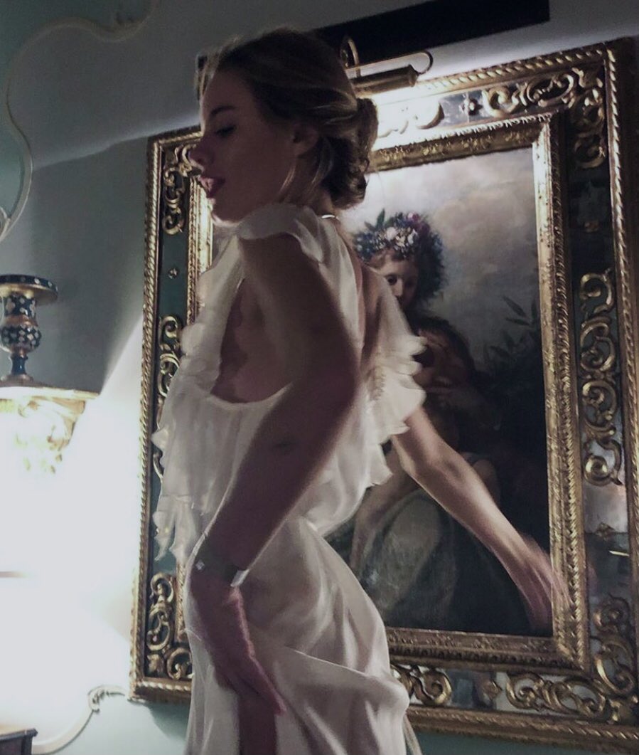 mxldchxld's tweet photo. ⠀⠀
          — love is a growing,   or full 
          constant light,  and his first
          minute, after noon, is night.
⠀⠀ https://t.co/ffDw4JGx92