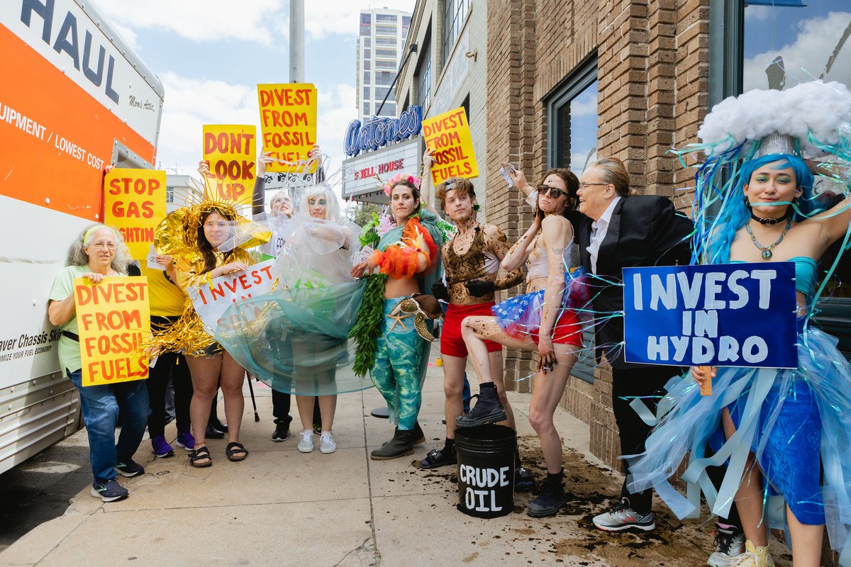 xraustin's tweet photo. Protesting (S)Hell 📢 at a SXSW event where the president of @Shell  Gretchen Watkins was talking about “How Shell is building a net zero future” 🤢 go to https://t.co/jLo0jKRYH9 to support! #ClimateCrisis #ClimateAction https://t.co/crnXFEmlFR