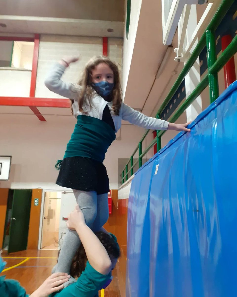 epiasabadell's tweet photo. QUÈ LI PASSA AL COS D'UNA ENXANETA QUAN PUJA A UN CASTELL?
Els nens i nenes de primer ho hem pogut experimentar amb la visita dels Castellers de Sabadell. Quina EMOCIÓ! Aquesta activitat pertany a l'itinerari d'aprenentatge que estem fent aquest trimestre.
#1RPRIPIASABADELL https://t.co/VUY8fHUN9e