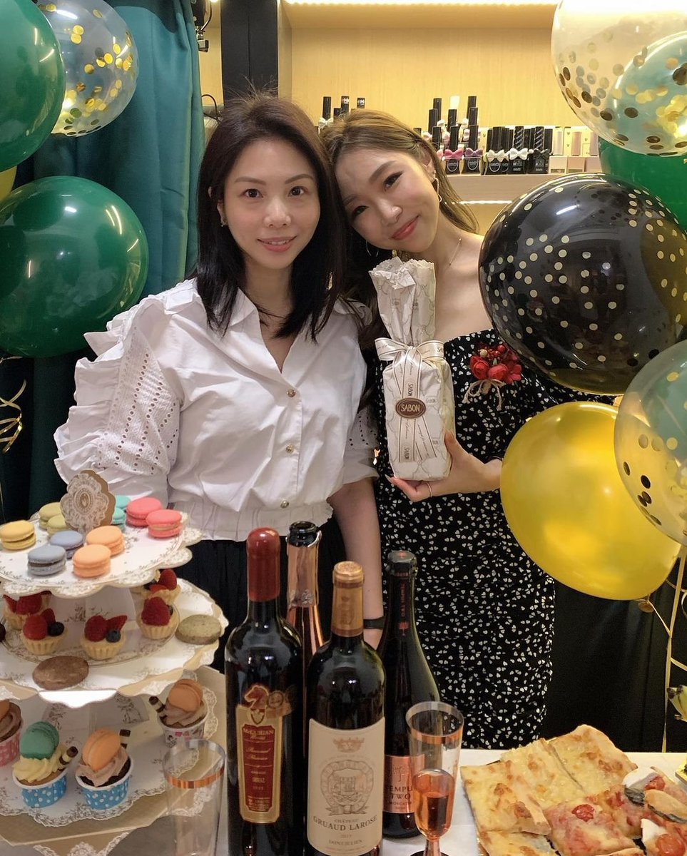 Ada46115160's tweet photo. Tonight with my girlfriends, good sisters for a lifetime🎂🎂🎂😋😋😋😋 https://t.co/AUN44zJoc3