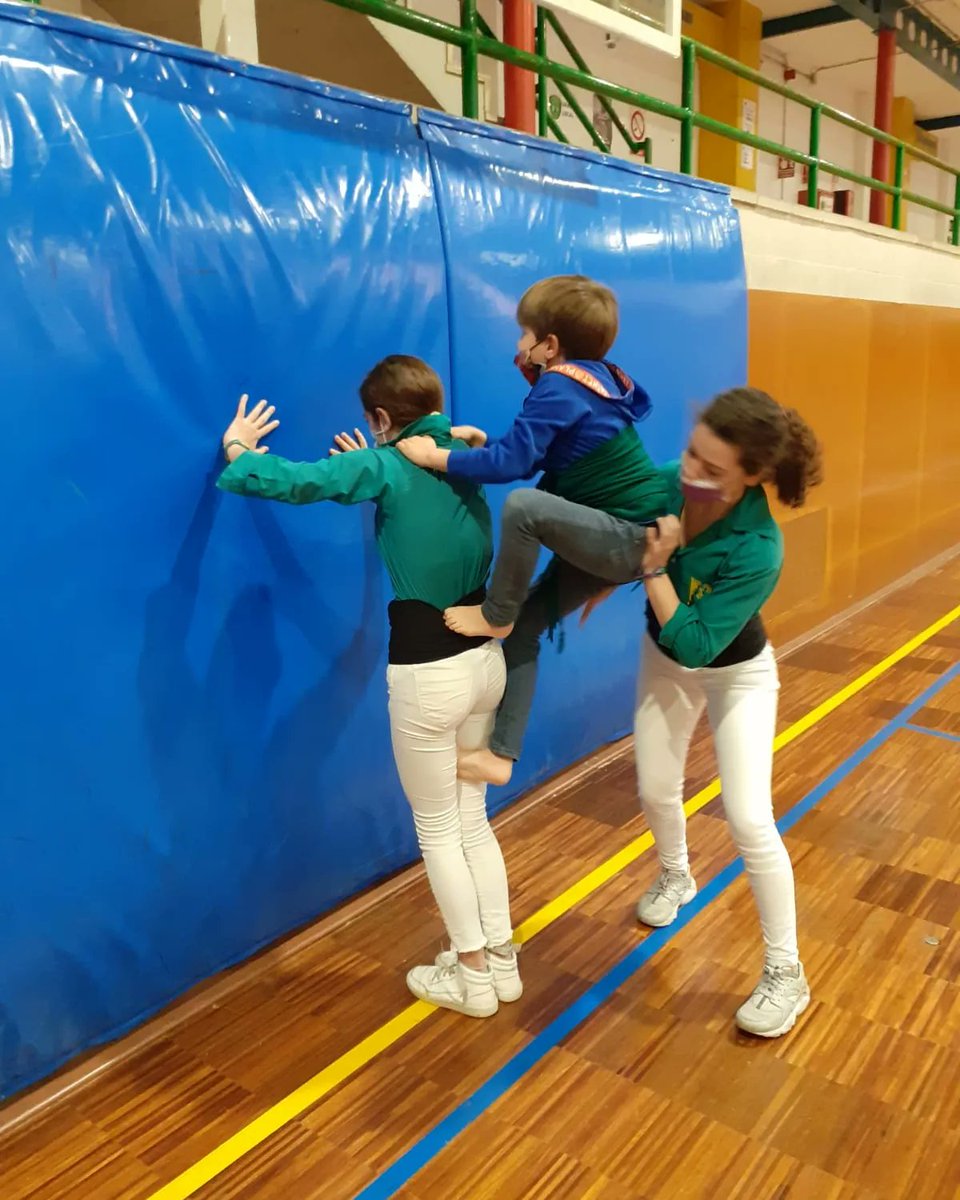 epiasabadell's tweet photo. QUÈ LI PASSA AL COS D'UNA ENXANETA QUAN PUJA A UN CASTELL?
Els nens i nenes de primer ho hem pogut experimentar amb la visita dels Castellers de Sabadell. Quina EMOCIÓ! Aquesta activitat pertany a l'itinerari d'aprenentatge que estem fent aquest trimestre.
#1RPRIPIASABADELL https://t.co/VUY8fHUN9e