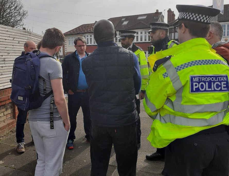 mpsbushhill's tweet photo. Ward officers from SAFER NEIGHBOURHOODS and TRANSPORT  met with counsellors and residents on a COMMUNITY ROAD WATCH operation on HALSTEAD ROAD, N21 #BushHill @MPSEnfield  #yousaidwedid TB https://t.co/je2hBpqxSl