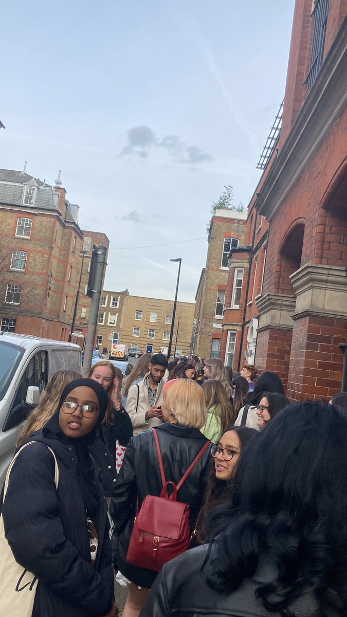 positionsloren's tweet photo. WAITING <333 @HSHQ @Harry_Styles #pleasing #pleasinglondon https://t.co/sk7Zm2GxI8