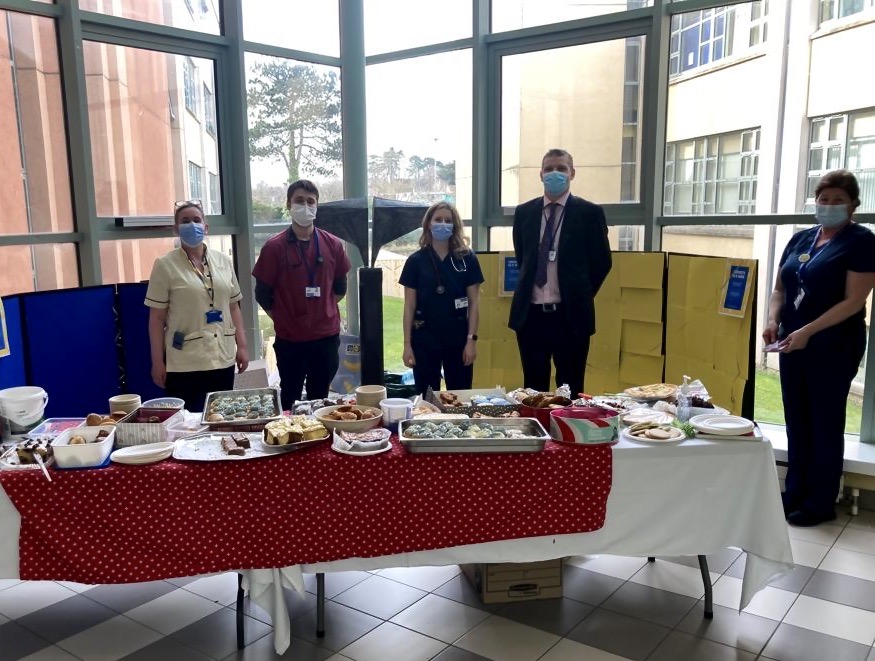 Naas General Hospital observed a minute silence at 12 noon today for all affected by the war in Ukraine🇺🇦🇮🇪.

€2,200 was raised at a bake sale in the Hospital in aid of Ukraine.

#StandWithUkraine
 
<a href="/HSELive/">HSE Ireland</a> <a href="/NiamhKBarrett/">Niamh Barrett</a>