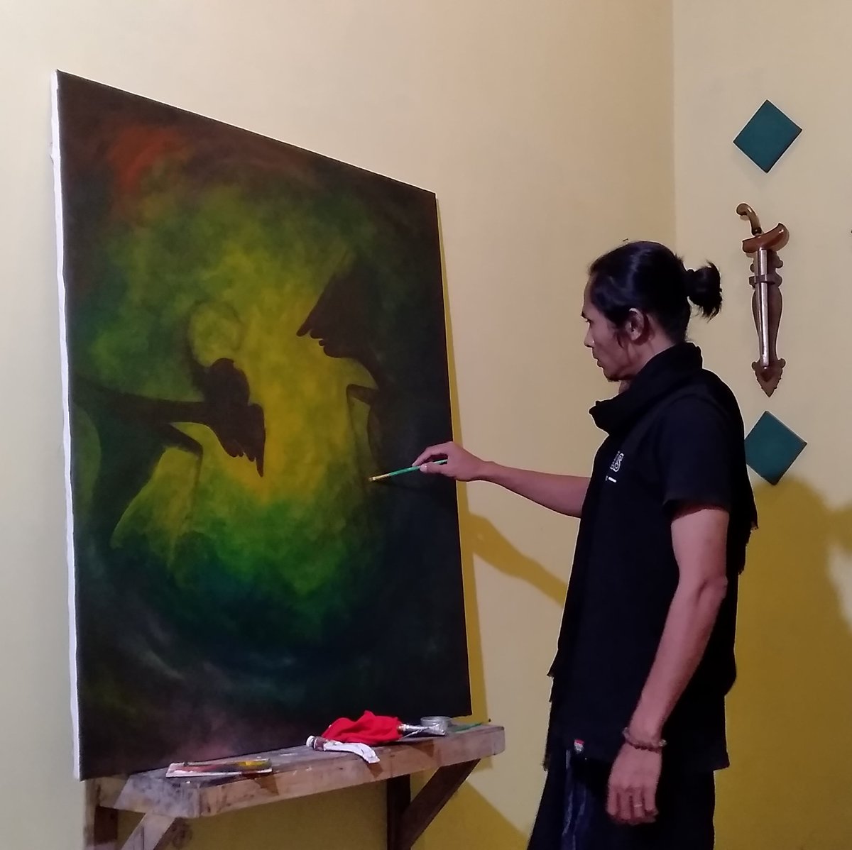 ammar_abdillah's tweet photo. Pola kemunculan manusia pilihan pemegang amanah semesta bukan satu tokoh saja, melainkan dua yang sejatinya satu. Di awal kenabian, Musa langsung memohon agar Harun dijadikan mitra.
Jiwa sang Wisnu selalu menitis 'binelah', terbagi dalam dua sosok.
#AmoreArt https://t.co/EBBwwYTKf3