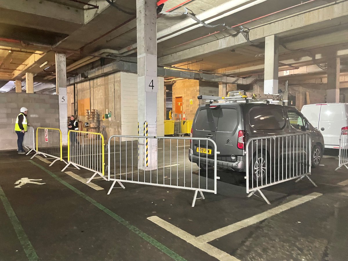 ProjectsEMC's tweet image. A big weekend through on the east coast at one of our significant projects. Fourteen electricians working through the weekend to achieve new generator power, final power as well as some work on the fit out project. 
Excellent commitment from the team!
#emcprojects #teamwork
