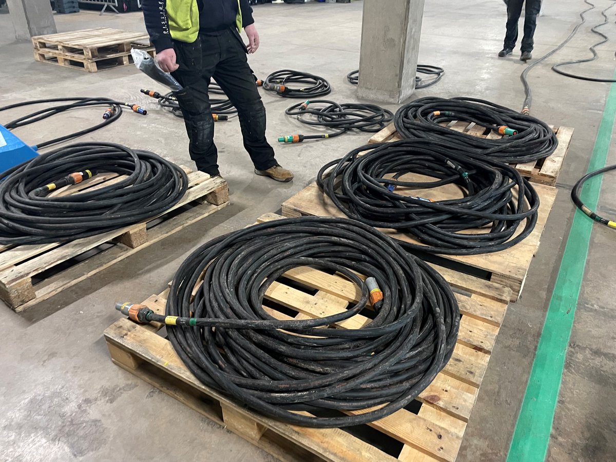 ProjectsEMC's tweet image. A big weekend through on the east coast at one of our significant projects. Fourteen electricians working through the weekend to achieve new generator power, final power as well as some work on the fit out project. 
Excellent commitment from the team!
#emcprojects #teamwork