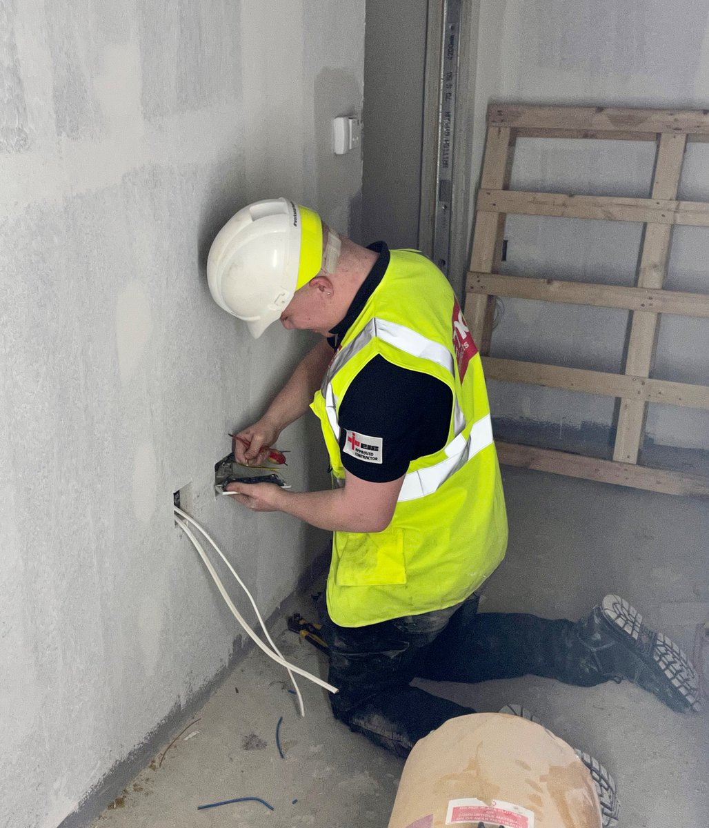 ProjectsEMC's tweet image. A big weekend through on the east coast at one of our significant projects. Fourteen electricians working through the weekend to achieve new generator power, final power as well as some work on the fit out project. 
Excellent commitment from the team!
#emcprojects #teamwork