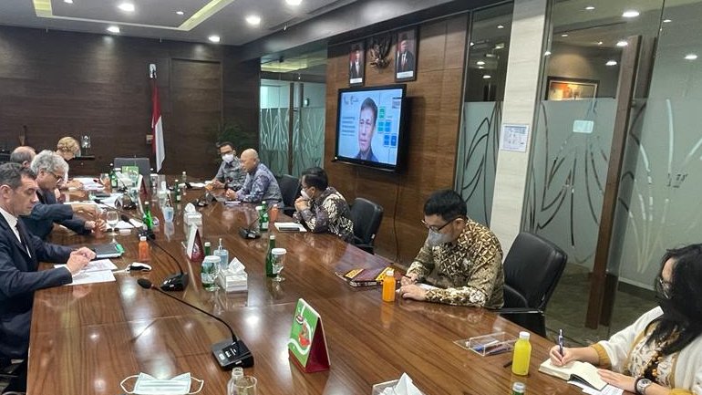 AFD_en's tweet photo. ✍️Signing of 2 new agreements in #Indonesia
🔸Partnership agreement with #PTSMI to continue and strengthen our cooperation
🔸Tripartite cooperation agreement with #PTSMI &amp; 
@caissedesdepots, to improve financing of local authorities
Find out more➡️https://t.co/9HYniPVSsw https://t.co/7qvNo2NHa5