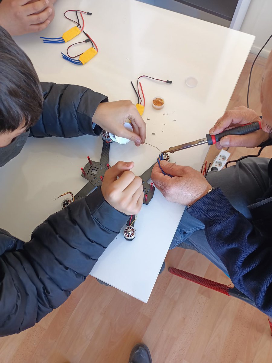 edebalimtal's tweet photo. #SİRO-#TEKNOFEST-#MEBROBOT
İki takım halinde İnsansız hava aracı ve işlevsel Robot ile yarışmalara katılıyoruz.....
BİZİM GENÇLER İSTERSE BAŞARIR. https://t.co/Uspjki7Qbx