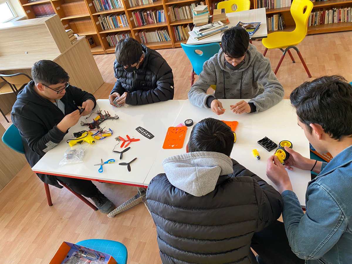 edebalimtal's tweet photo. #SİRO-#TEKNOFEST-#MEBROBOT
İki takım halinde İnsansız hava aracı ve işlevsel Robot ile yarışmalara katılıyoruz.....
BİZİM GENÇLER İSTERSE BAŞARIR. https://t.co/Uspjki7Qbx