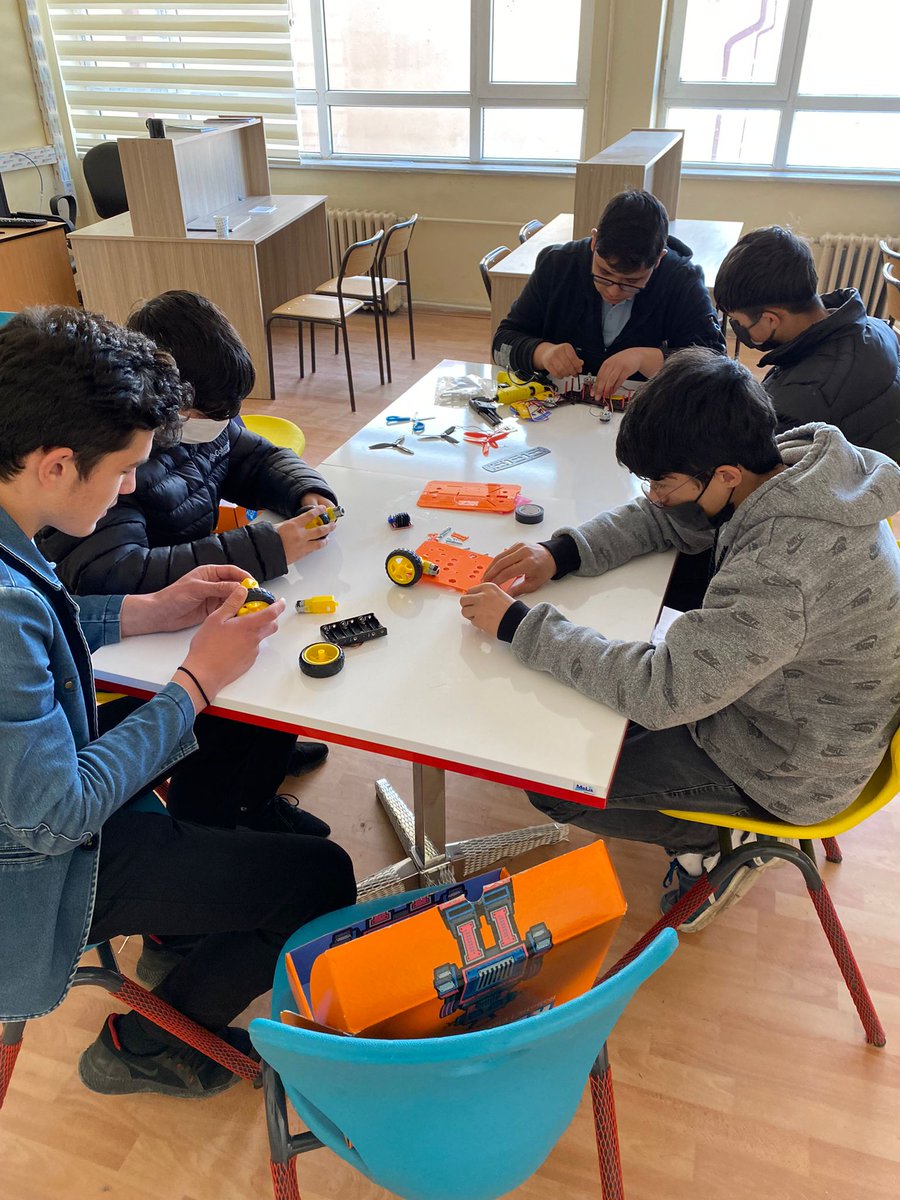 edebalimtal's tweet photo. #SİRO-#TEKNOFEST-#MEBROBOT
İki takım halinde İnsansız hava aracı ve işlevsel Robot ile yarışmalara katılıyoruz.....
BİZİM GENÇLER İSTERSE BAŞARIR. https://t.co/Uspjki7Qbx