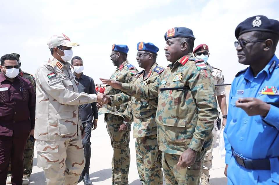 sudan_mix's tweet photo. قال نائب رئيس مجلس السيادة الفريق أول محمد حمدان دقلو، إنه لن يكون هناك أي اتجاه للدولة في خصخصة أو بيع ميناء بورتسودان. 

وقال خلال زيارته بورتسودان: "أتيت على رأس وفد من المختصين بحركة الاقتصاد لحل كافة إشكالات الموانئ البحرية في خدمة الصادر والوارد https://t.co/XKv4iIZrKW