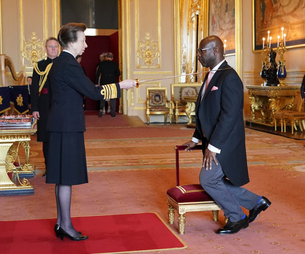 RoyalFamily's tweet photo. 🎖️Congratulations Sir Steve McQueen!

The Oscar, @BAFTA and Golden Globe winning director today received his Knighthood from The Princess Royal during an Investiture Ceremony at Windsor Castle. https://t.co/vJwZI3aCQy